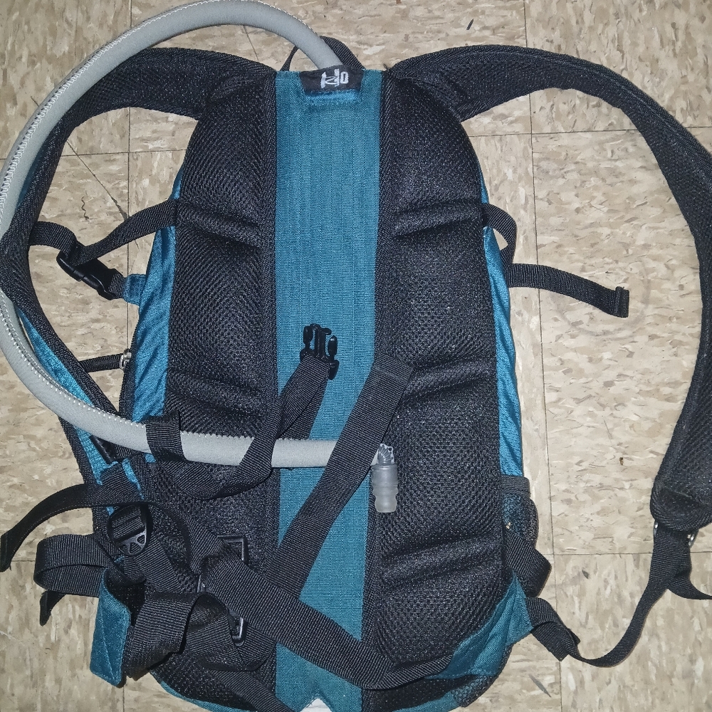 Quest Teal Hydration Backpack With Bladder Adjust… - image 2